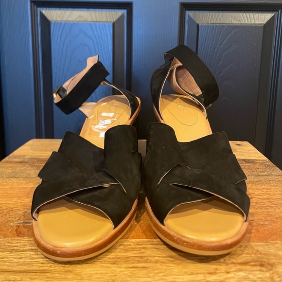 UGG black ankle strap Sandals 9 - Picture 5 of 10